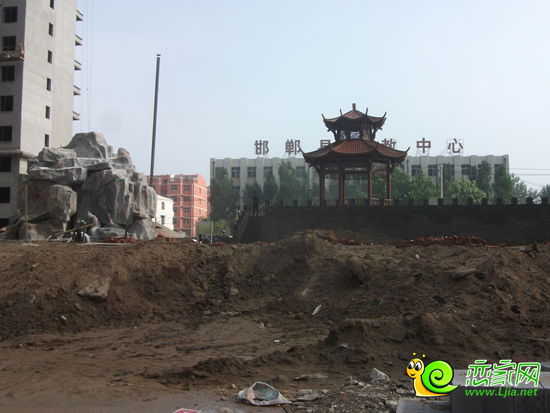 萬聚凱旋城一期園林實(shí)景正在建設(shè)之中