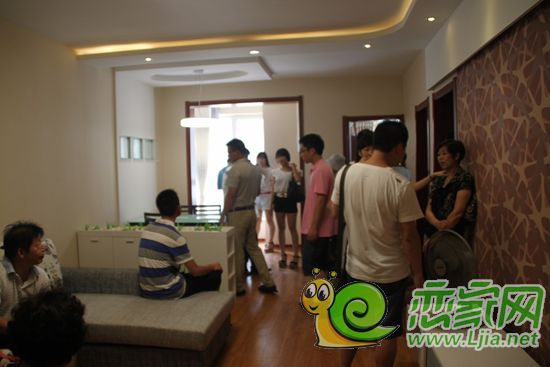 戀家網(wǎng)網(wǎng)友參觀樣板間