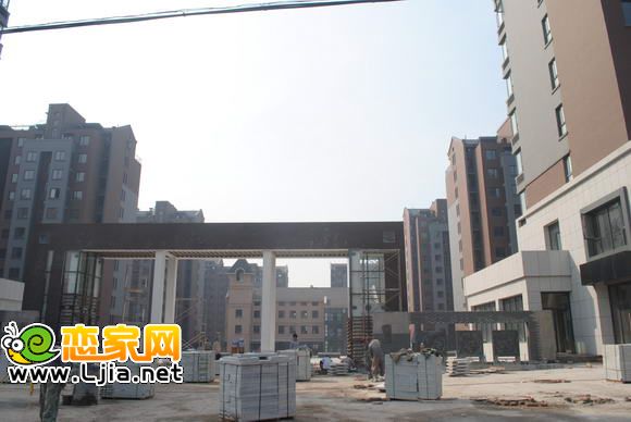 安居綠樹林楓小區(qū)大門