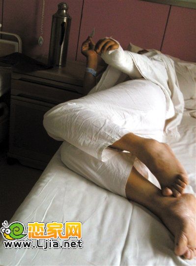 桓興醫(yī)院，被砍傷的停車管理員躺在病床上