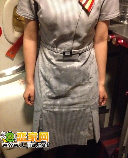 空姐因航班延誤被乘客連潑三杯開(kāi)水
