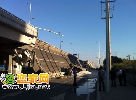 哈爾濱陽(yáng)明灘大橋坍塌現(xiàn)場(chǎng)