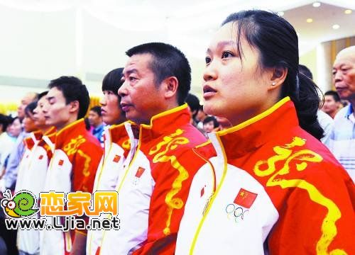 奧運(yùn)會(huì)結(jié)束后，奧運(yùn)冠軍們頻繁出現(xiàn)在各種獎(jiǎng)勵(lì)活動(dòng)的現(xiàn)場(chǎng)。