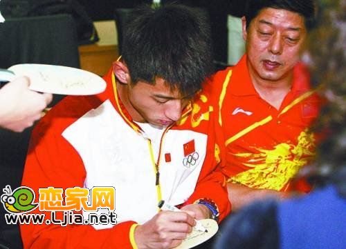 張繼科（微博）得到了青島一家房地產(chǎn)公司的海景房作為獎(jiǎng)勵(lì)。