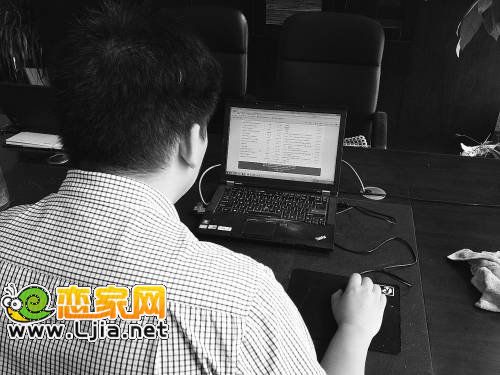 徐州市賈汪區(qū)紀(jì)委工作人員正在維護(hù)勤廉評價(jià)系統(tǒng)。