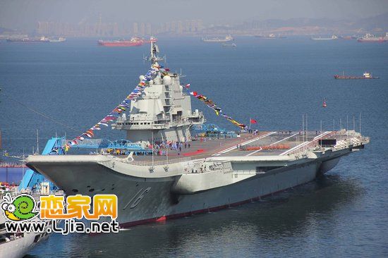 23日下午16時(shí)許，中國第一艘航母平臺16號艦在大連舉行交船儀式