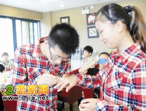 武漢大二男生迎娶大一女生 承諾3年內(nèi)有房有車