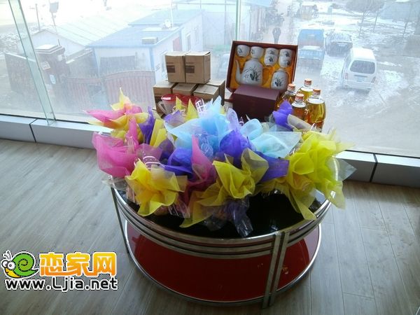 鼎嘉琪地產(chǎn)迎雙節(jié)新老客戶答謝會上精美的禮品
