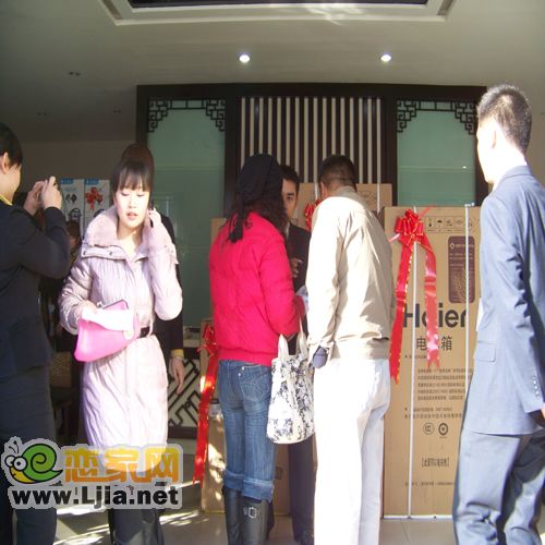 綠樹(shù)林楓禮品發(fā)放現(xiàn)場(chǎng) 