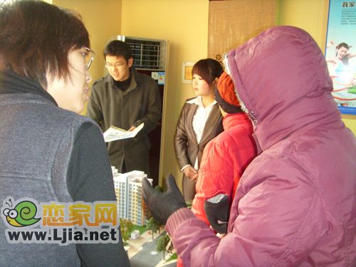 參加團購的客戶，在聽售樓員解說。