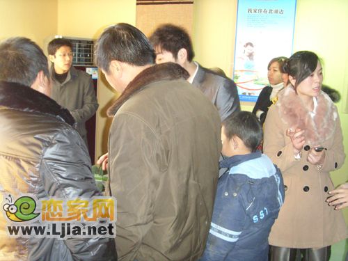 參加團購的客戶，在聽售樓員解說。