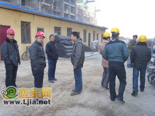 購房者在麗水苑小區(qū)現(xiàn)場看房