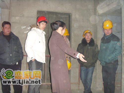 購房者在麗水苑小區(qū)現(xiàn)場看房