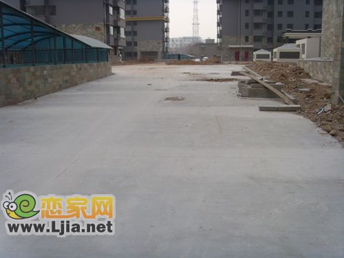 趙苑觀邸小區(qū)內(nèi)硬化好的道路