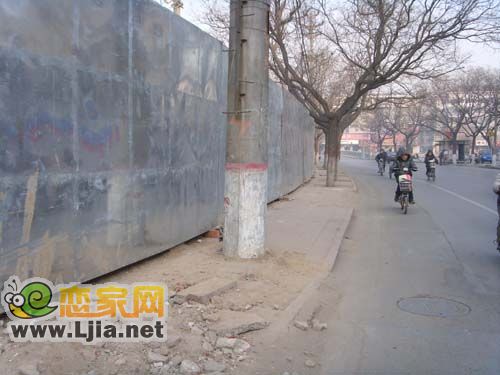 金恒基鹿城國際項(xiàng)目東側(cè)的圍檔圖