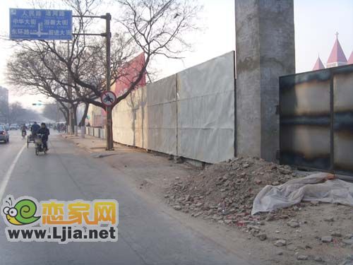 金恒基鹿城國際項(xiàng)目東側(cè)的圍檔圖
