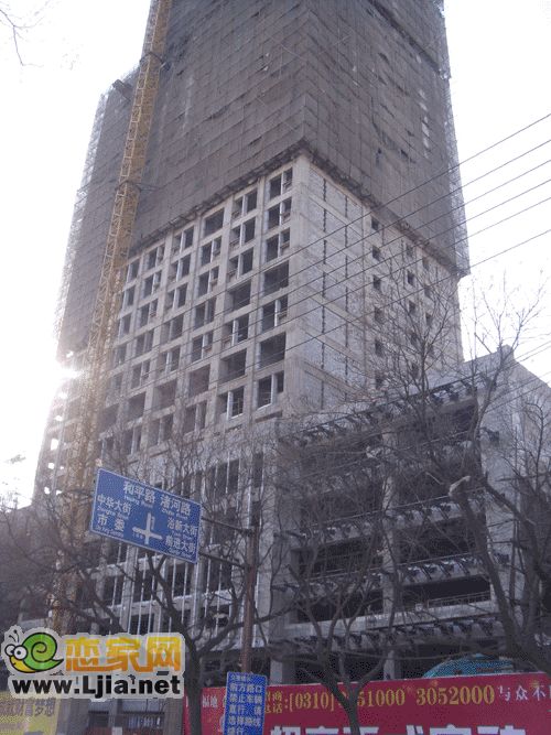 鑫嶺國(guó)際項(xiàng)目底層商鋪正在裝修外墻
