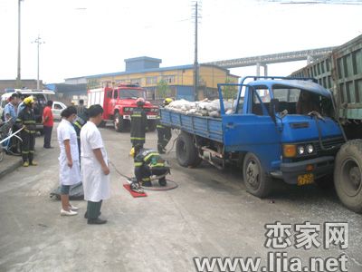 邯鄲消防急救被困司機(jī)