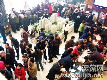 邯鄲龍旺名城二期開盤售樓大廳內(nèi)選房訂房火爆現(xiàn)場