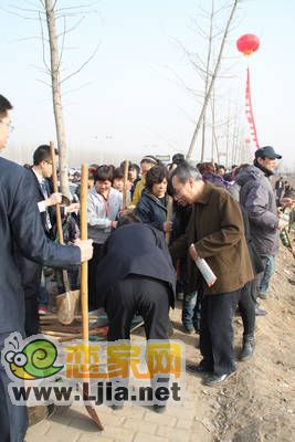 安聯(lián)綠色行3月12日中國(guó)植樹節(jié)攜業(yè)主種下一片綠