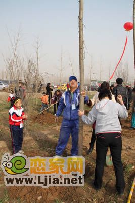 安聯(lián)綠色行3月12日中國(guó)植樹節(jié)攜業(yè)主種下一片綠