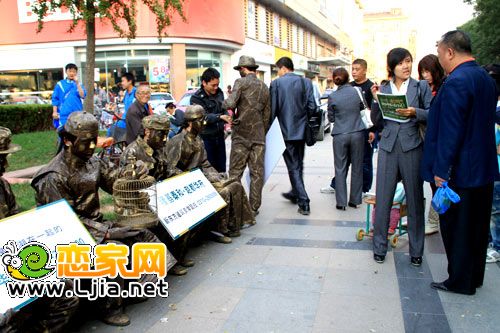 趙都華府?dāng)y手行為藝術(shù)家空降邯鄲街頭演繹別樣風(fēng)情