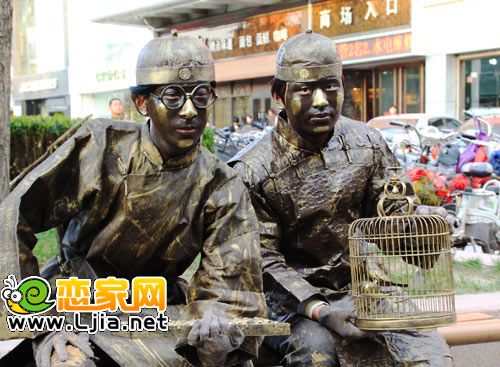趙都華府?dāng)y手行為藝術(shù)家空降邯鄲街頭演繹別樣風(fēng)情