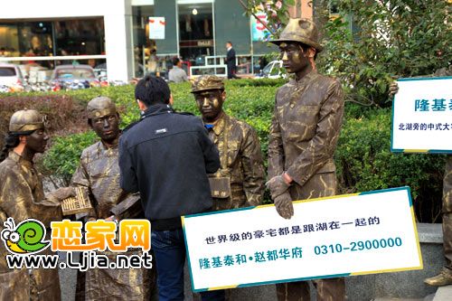 趙都華府?dāng)y手行為藝術(shù)家空降邯鄲街頭演繹別樣風(fēng)情