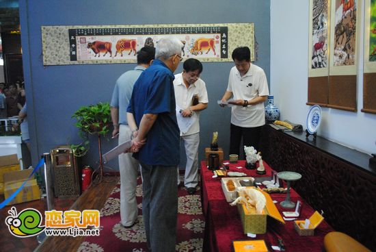 專家團(tuán)進(jìn)行鑒定