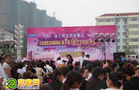晚會的現(xiàn)場座無虛席，氣氛活躍熱烈