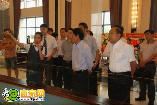 何先生認(rèn)真聽取工作人員講解