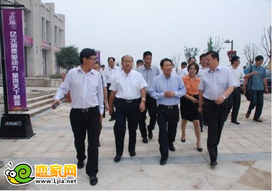 從營銷中心后，何先生一行到美的城園林和樣板間參觀。