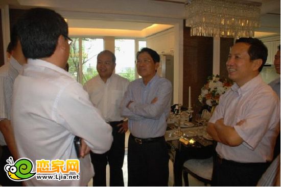 何先生一行參觀美的城樣板間