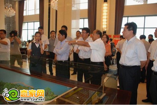 工作人員向何先生介紹項目基本情況