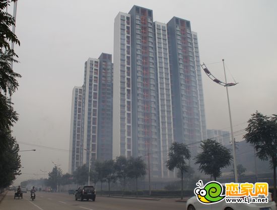 安聯(lián)水晶坊門口禮炮齊放