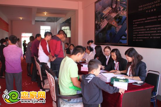 趙都新城業(yè)主辦理交房手續(xù)