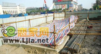 陵西街地下購(gòu)物街施工掘起炮彈