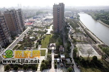 5月30日,蓮花河畔景苑小區(qū),去年發(fā)生倒覆事故的地方,已經(jīng)被改造成了小區(qū)的花園