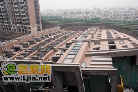 2009年6月27日清晨,上海閔行區(qū)蓮花南路羅陽(yáng)路口一幢13層在建商品樓發(fā)生倒塌事故
