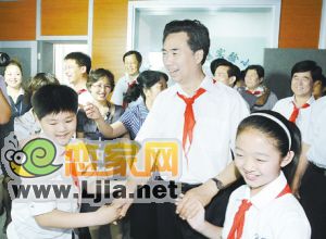 市委書(shū)記崔江水在邯山區(qū)實(shí)驗(yàn)小學(xué)參加慶“六一”活動(dòng) 