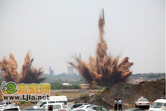 引爆爆炸物瞬間掀起的沖天煙塵