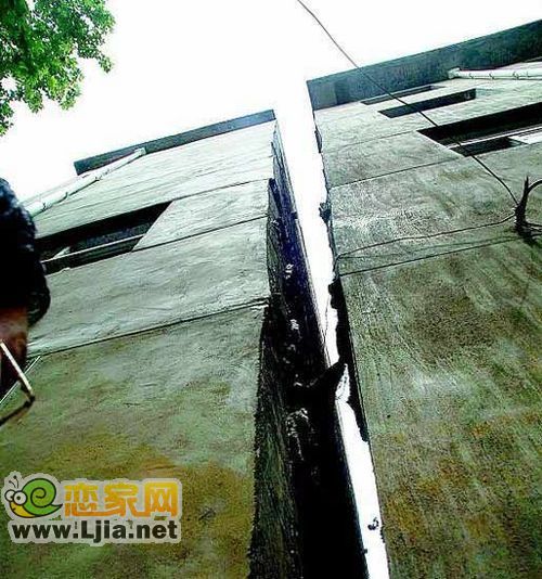 樓房傾斜后出現(xiàn)的裂縫 實習(xí)記者 郭小杰