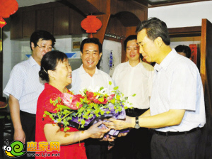 崔江水看望慰問(wèn)基層黨員