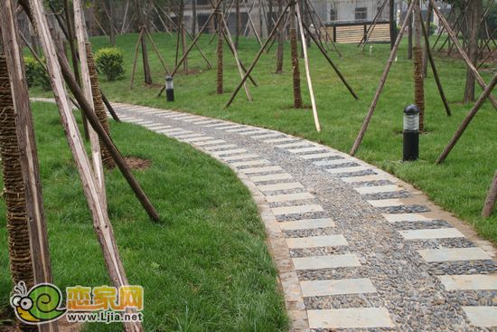 趙都新城5號(hào)地園林景觀羊腸小路