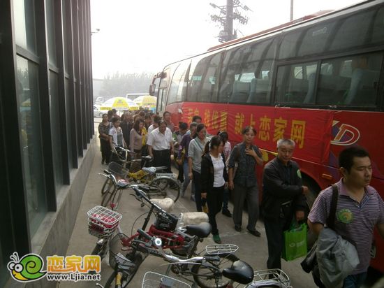 網(wǎng)友下車進(jìn)入天悅名苑