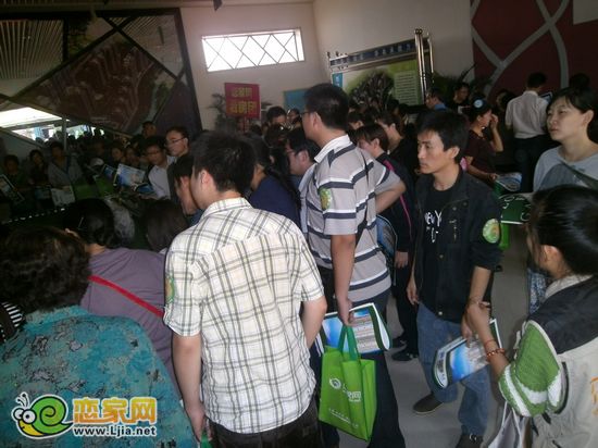 網(wǎng)友認(rèn)真聽置業(yè)顧問(wèn)講解
