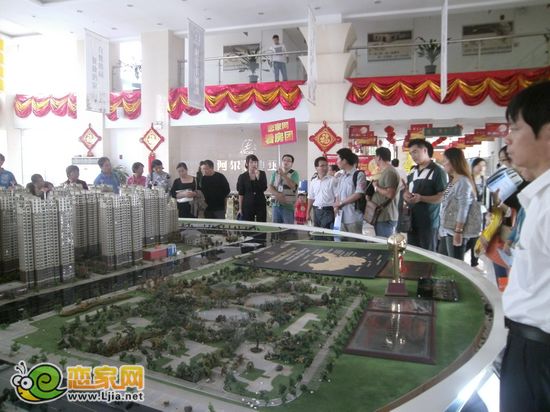 置業(yè)顧問(wèn)講解項(xiàng)目詳情