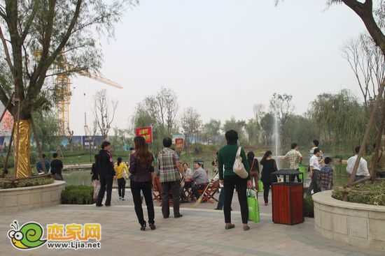 網(wǎng)友進(jìn)入園林觀賞