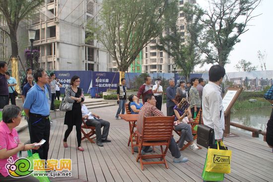 網(wǎng)友進(jìn)入園林觀賞