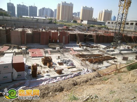現(xiàn)代奧城2號(hào)樓即將出地面（2012.10.9）
